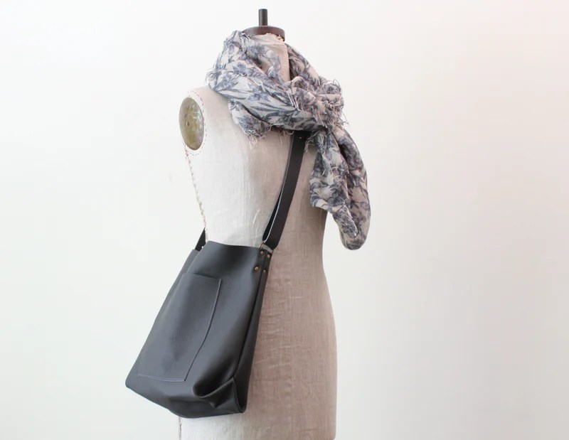 The Everyday Carryall: Best-Selling Handbags for Global Lifestyles